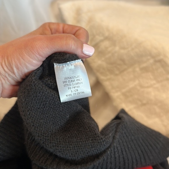 NWT Mainstrip soft sweater in black with puffy blinged out flowers 🌸 size s - Picture 4 of 4